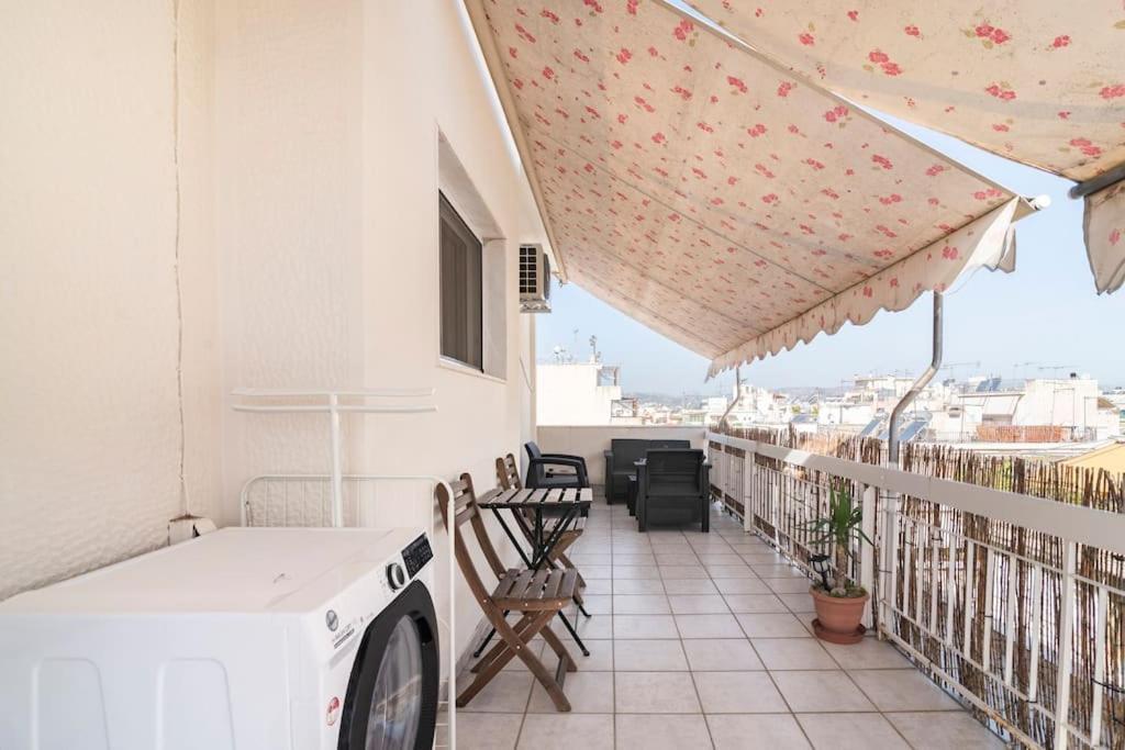 Top Floor Apartment At Petrolona With Big Balcony Athens Exterior photo