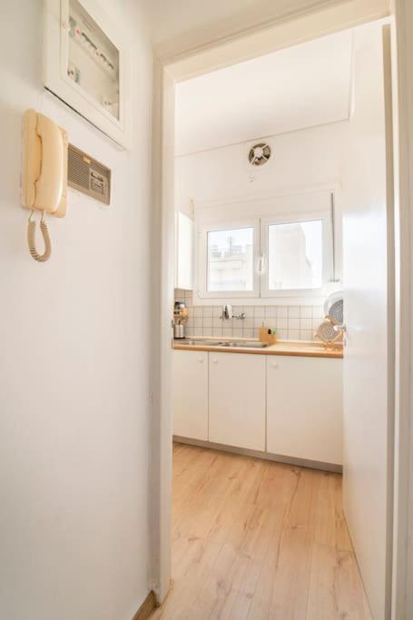 Top Floor Apartment At Petrolona With Big Balcony Athens Exterior photo